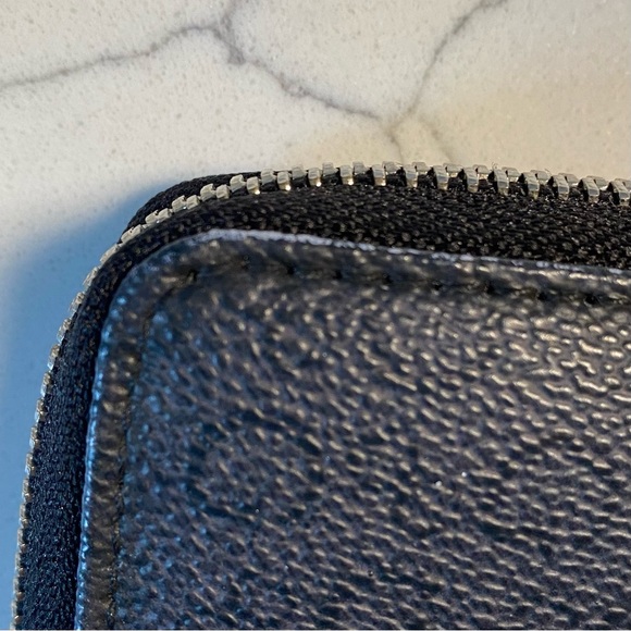 Guess Wallet - Picture 8 of 15